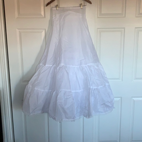 David’s Bridal Two-Tier Medium Fullness A-Line Slip Size 10 NWT - Picture 1 of 3